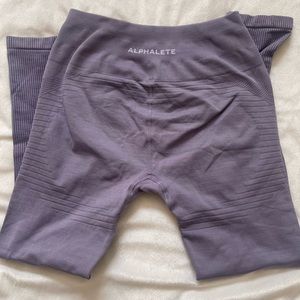 alphalete OZONE LEGGING

Women's High Performance Seamless 25" Legging